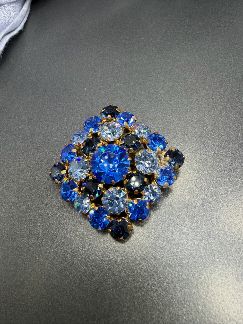 ⬇️⬇️ Vintage Blues Rhinestone Art Deco Brooch #496ur